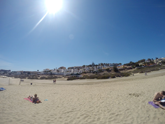 Blick auf die Ferienanlage vom Strand aus